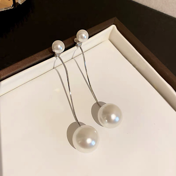 Elegant universal earrings with tassels from pearl