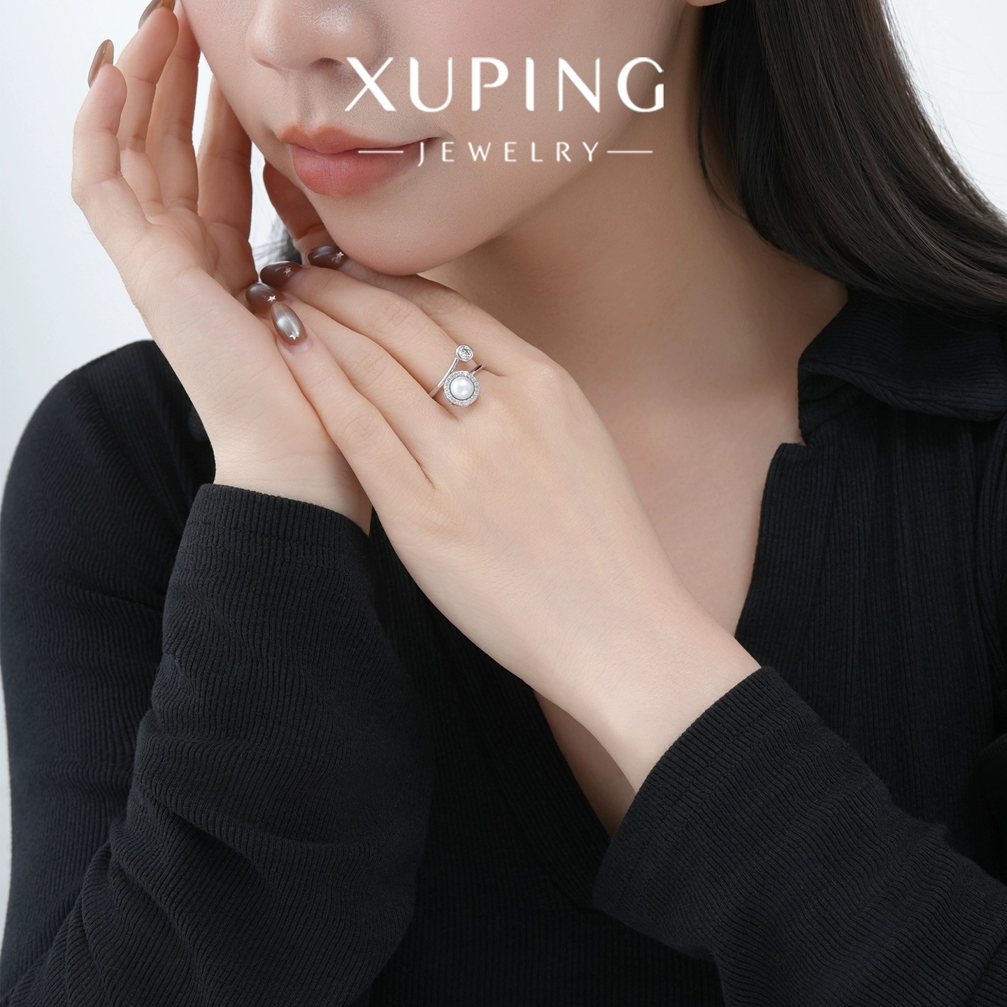 Xuping estilo ligero lujoso anillo abierto de viento frío diseño de nicho de perla puede girar anillo de temperamento elegante mujer