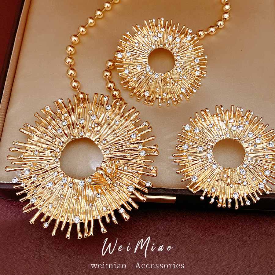 Collar redondo hueco de diamante de estilo europeo y americano ligero lujo nicho cadena de clavícula de alta calidad personalidad exagerada conjunto de joyería mujer
