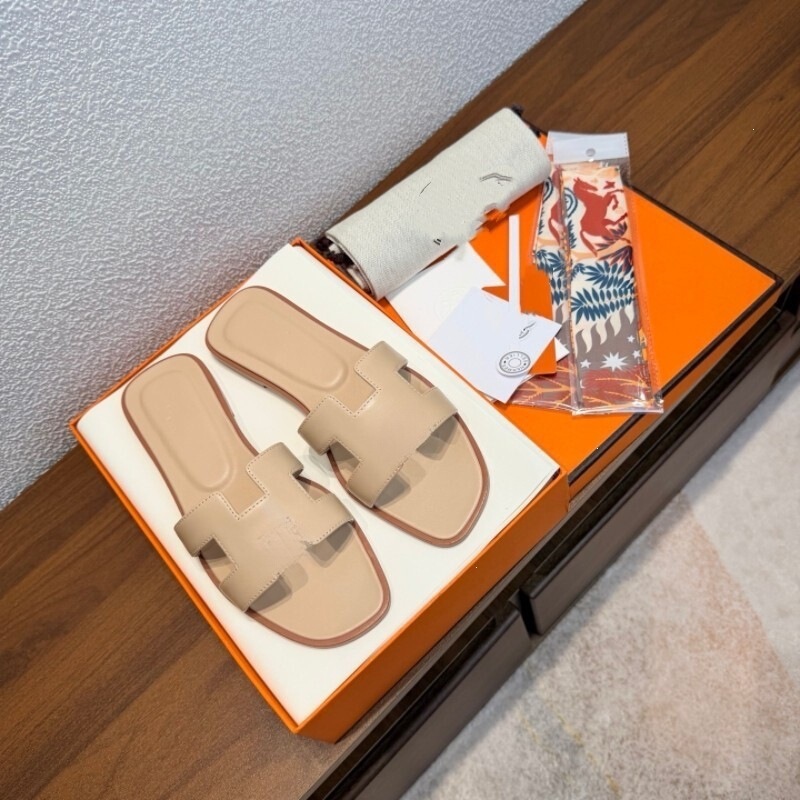 H Brand Women's 2026 Fashion Casual Slippers for Outdoor Wear, Flat One-Strap Slippers with a High-End Feel, European and American Style, Cross-Border H Brand Women's 2026 Fashion Casual Slippers for Outdoor Wear, Flat One-Strap Slippers with a High-End Feel, European and American Style, Cross-Border