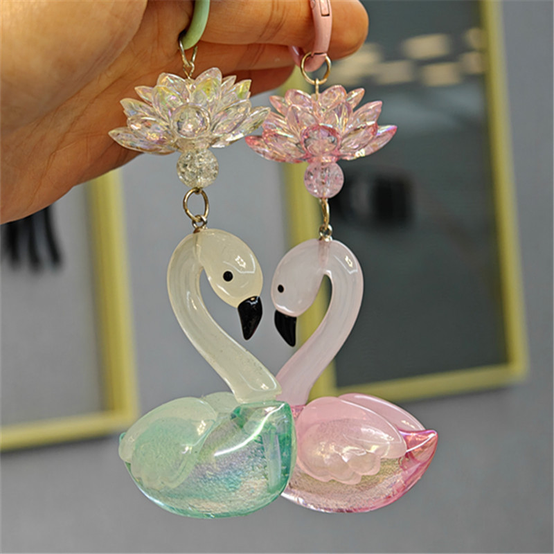 Nuevo acrílico cisne con cuentas llavero bolsos creativos colgantes pequeños regalos con cuentas frescas de color al por mayor
