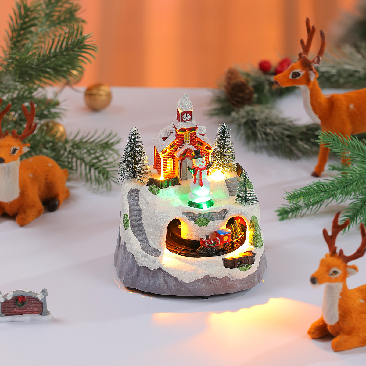Una variedad de adornos de caja de música luminosa de resina giratoria de Navidad, adornos de tren giratorio, regalos de Navidad