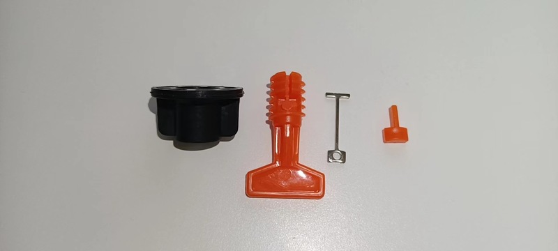 タイルのレベリング器のタイルのレベリング器の台座にタイルを挿します。|undefined