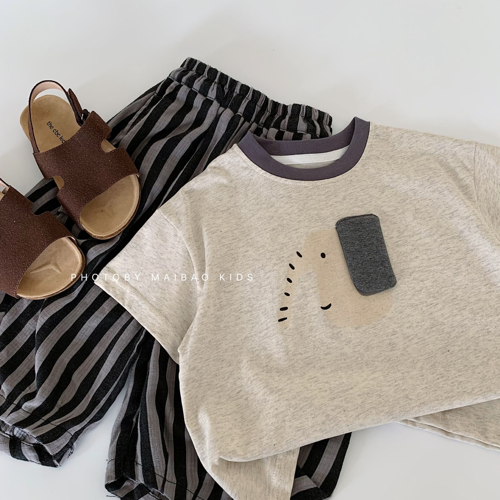 Camiseta de manga corta para niños Maibao 2025 verano nuevo estilo chaqueta de verano para niños coreanos Huzhou Zhili ropa para niños al por mayor a