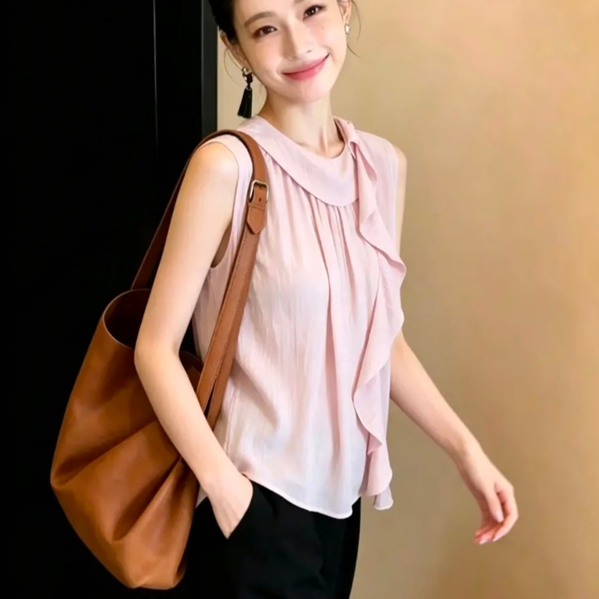 Korean style mature and sophisticated chiffon sleeveless top with a lapel and pleats, featuring an irregular large ruffle hem and an A-line silhouette that flatters the figure and exudes elegance.