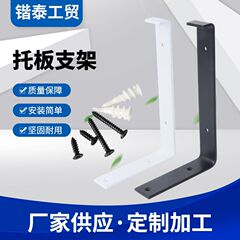 壁の中のフック型の支柱の机は空にぶら下がっています。