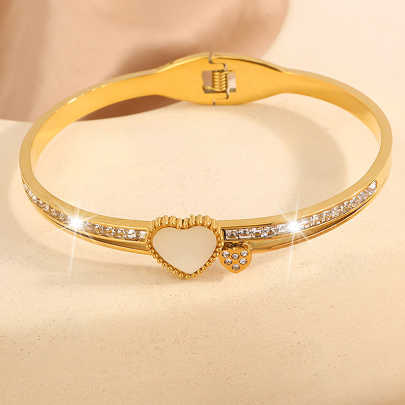 Europa y América de moda amor conchas de perforación elástica abertura pulsera de acero de titanio versión femenina temperamento pulsera de diseño simple