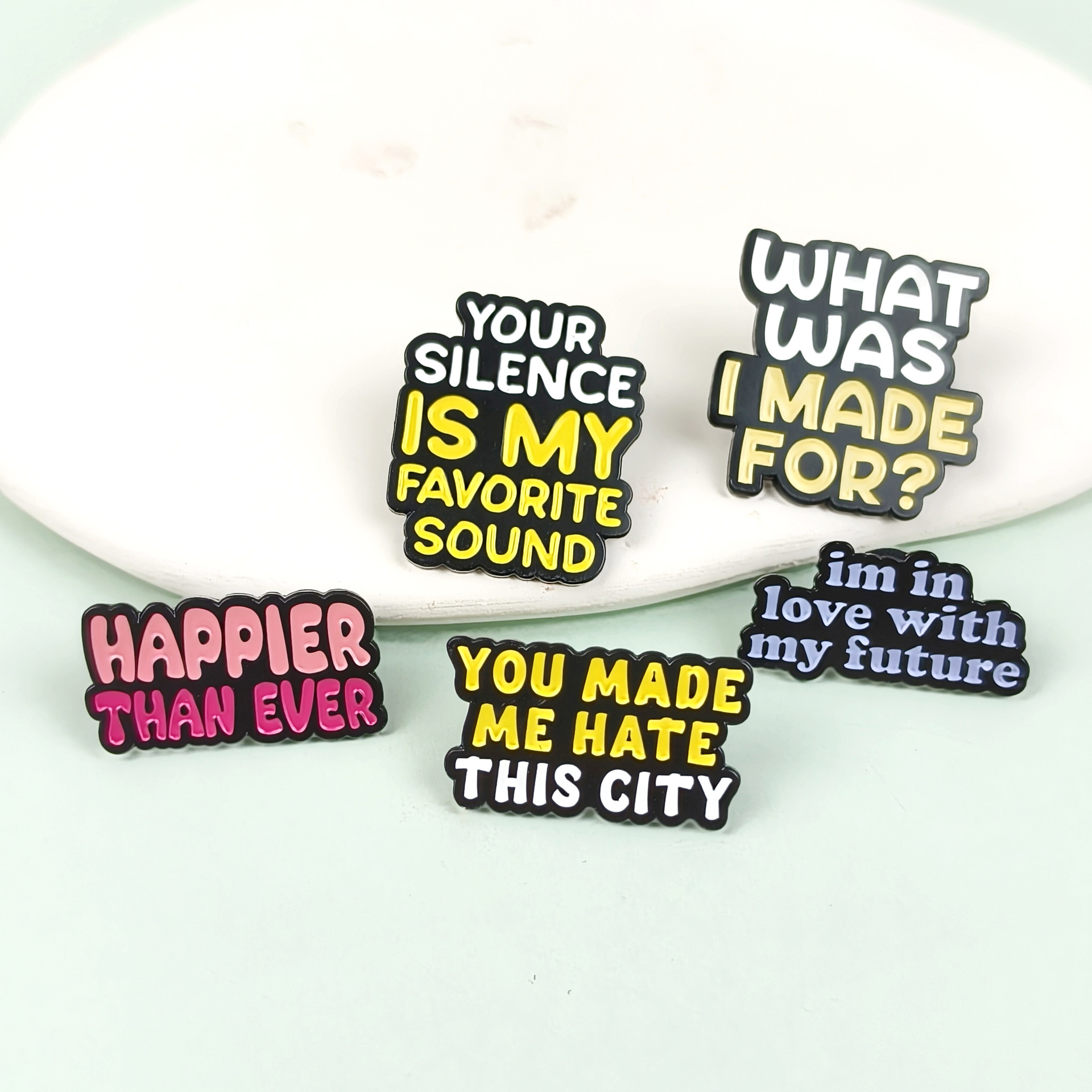 Insignia de metal personalizada Moda Serie de letras en inglés Broche geométrico Chaqueta Decoración fija Accesorios de cuello