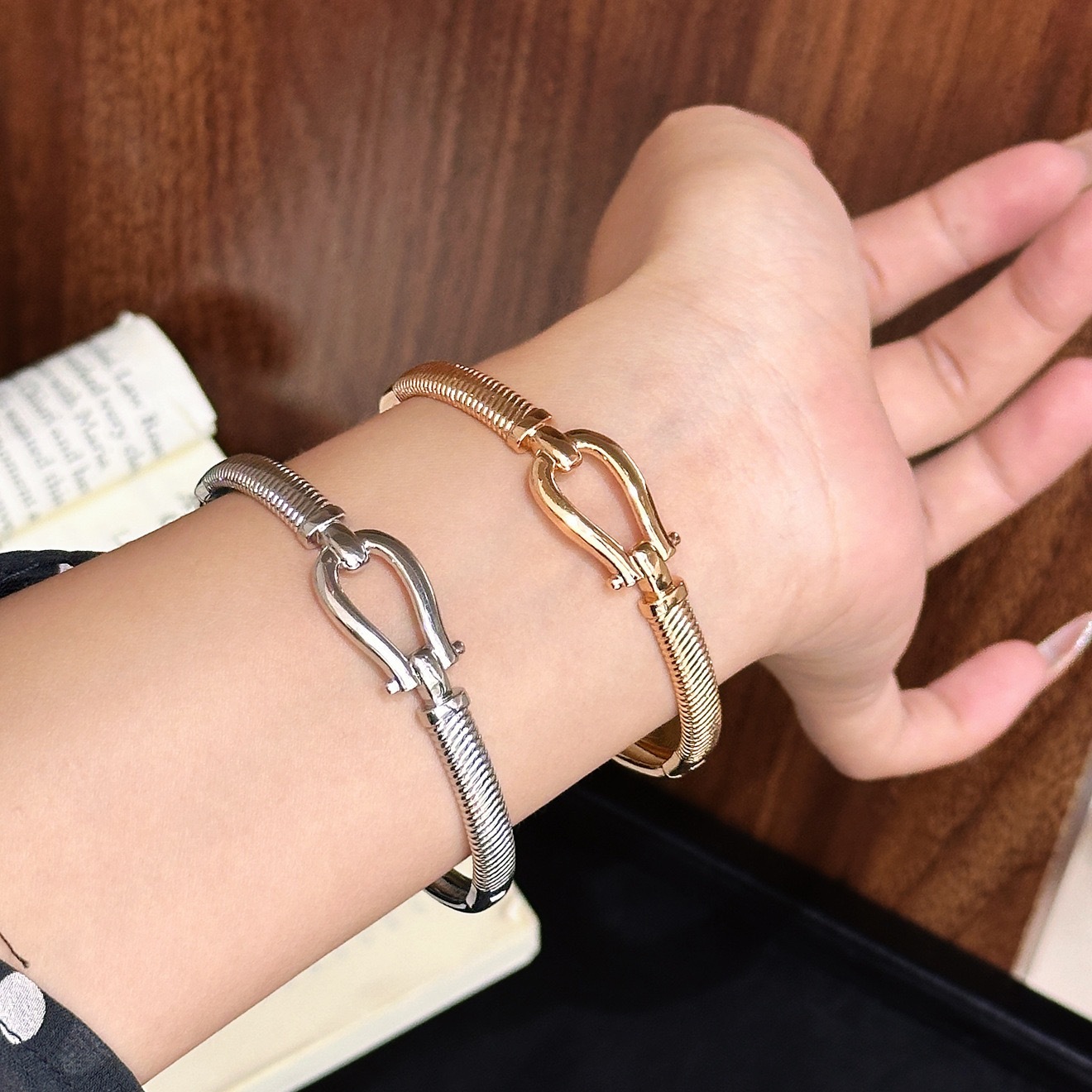 Mutterperlen Schlangenarmband Mit Funkelnden Zirkonia Steinen_voghion.com