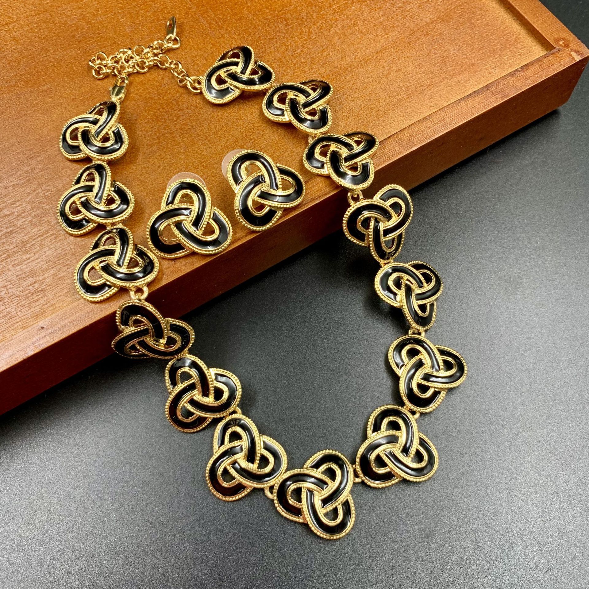Flower line design jewelry set, elegant intellectual simplicity stud earrings necklace set_voghion.com