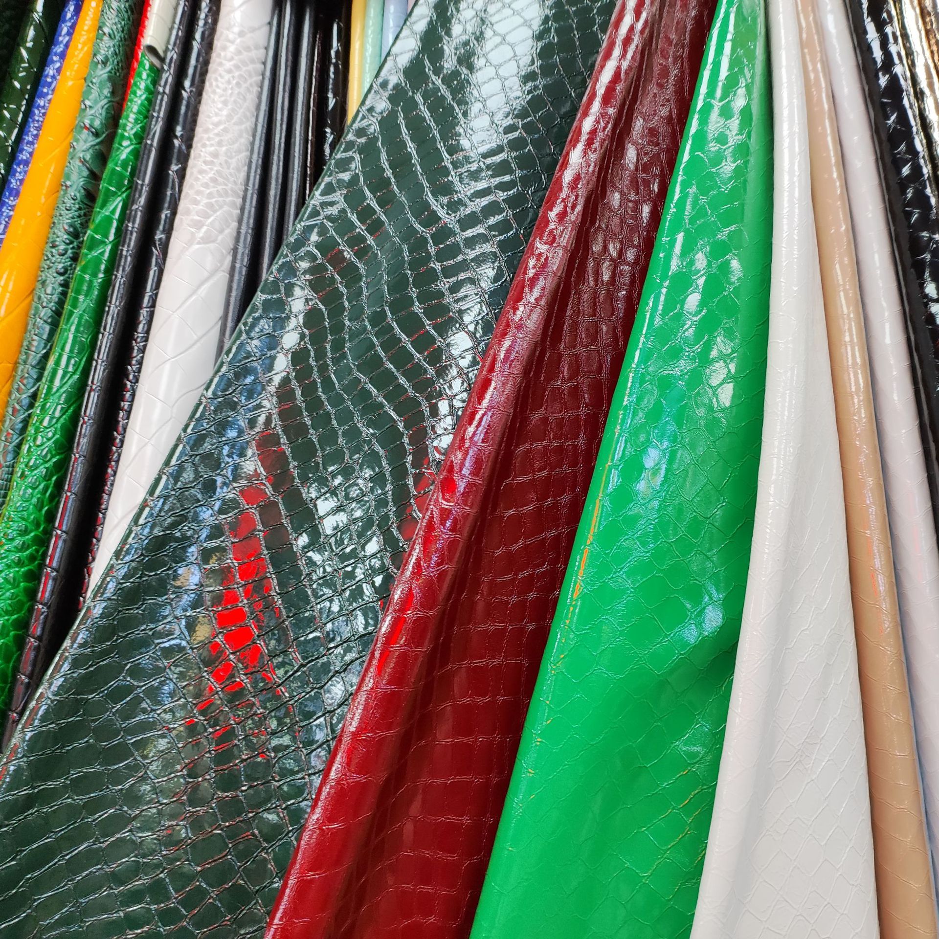 厂家直供头层牛皮漆皮压蛇纹箱包鞋材用皮多种颜色可选皮料牛皮料