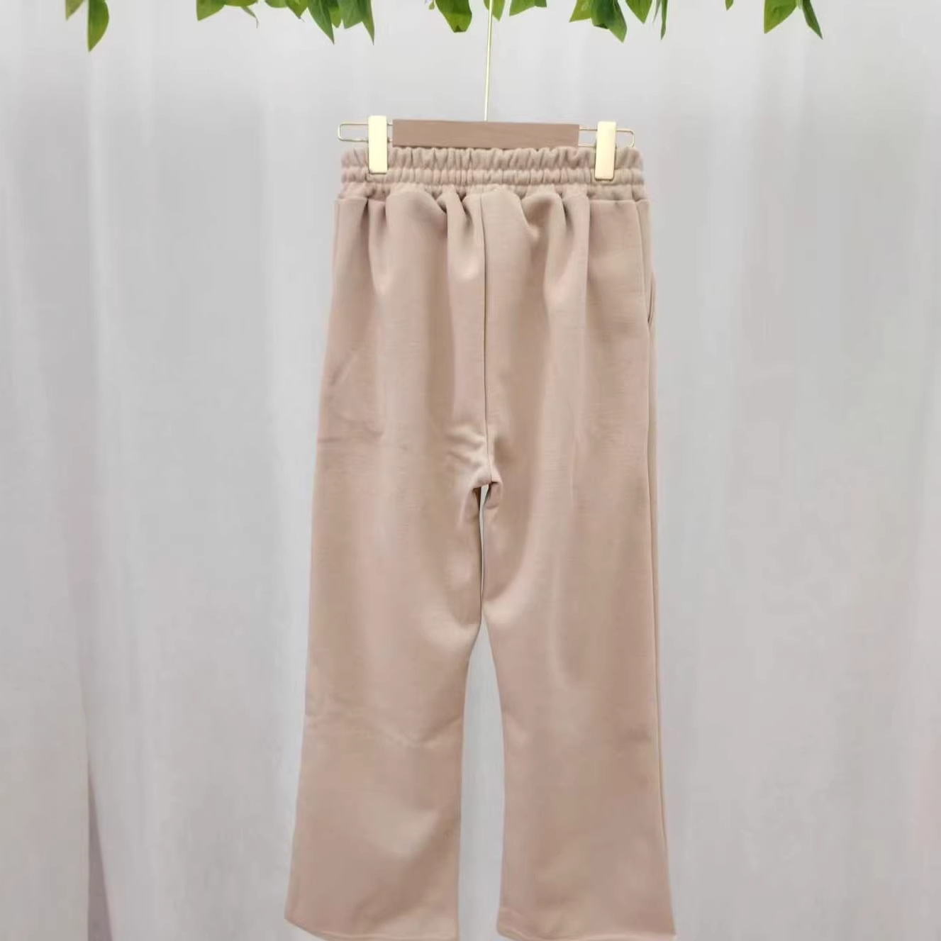 Otoño y invierno de 2025, cintura elástica, estampado en herringbone, pantalones casuales de piernas anchas y pantalones largos. image 5