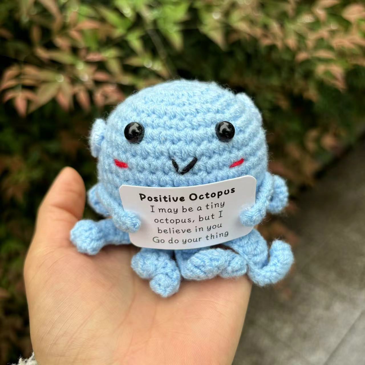 国境を越えてアマゾンの毛糸を販売している手作りのニット鉤織動物ペンギンは積極的に面白い減圧人形が座っている