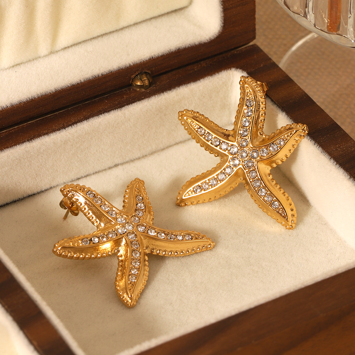 Pendientes de estrella de mar de acero inoxidable de alta calidad estilo marino europeo y americano pendientes de diamantes sin decoloración Pendientes de acero de titanio dorado de 18 quilates
