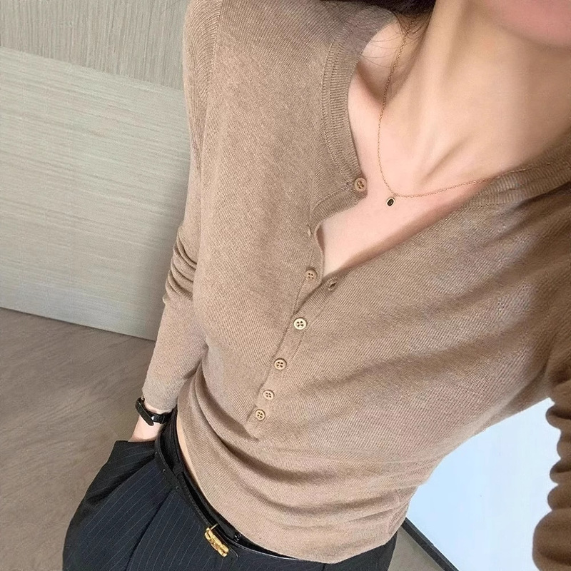 High-End Old Money Style Fine Wool Knit Sweater for Women, Slim Fit, Regular Shoulder Top, 2025 New V-Neck Slim Inner Base Layer