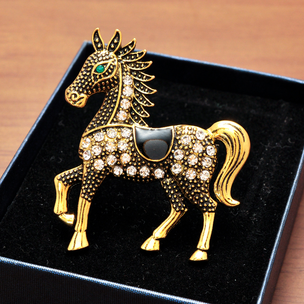 European and American Retro Diamond-Encrusted War Horse Brooch, Accessible Luxury Enamel British Suit Corsage Pin, Year of the Horse Animal Zodiac Jewelry