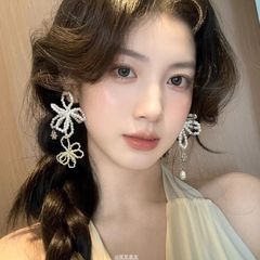 顔の小さい真珠の非対称の花の独特な耳のアクセサリの女性の高級な軽豪華な小さい大衆のイヤリングのファッションの気質の耳のクリップ