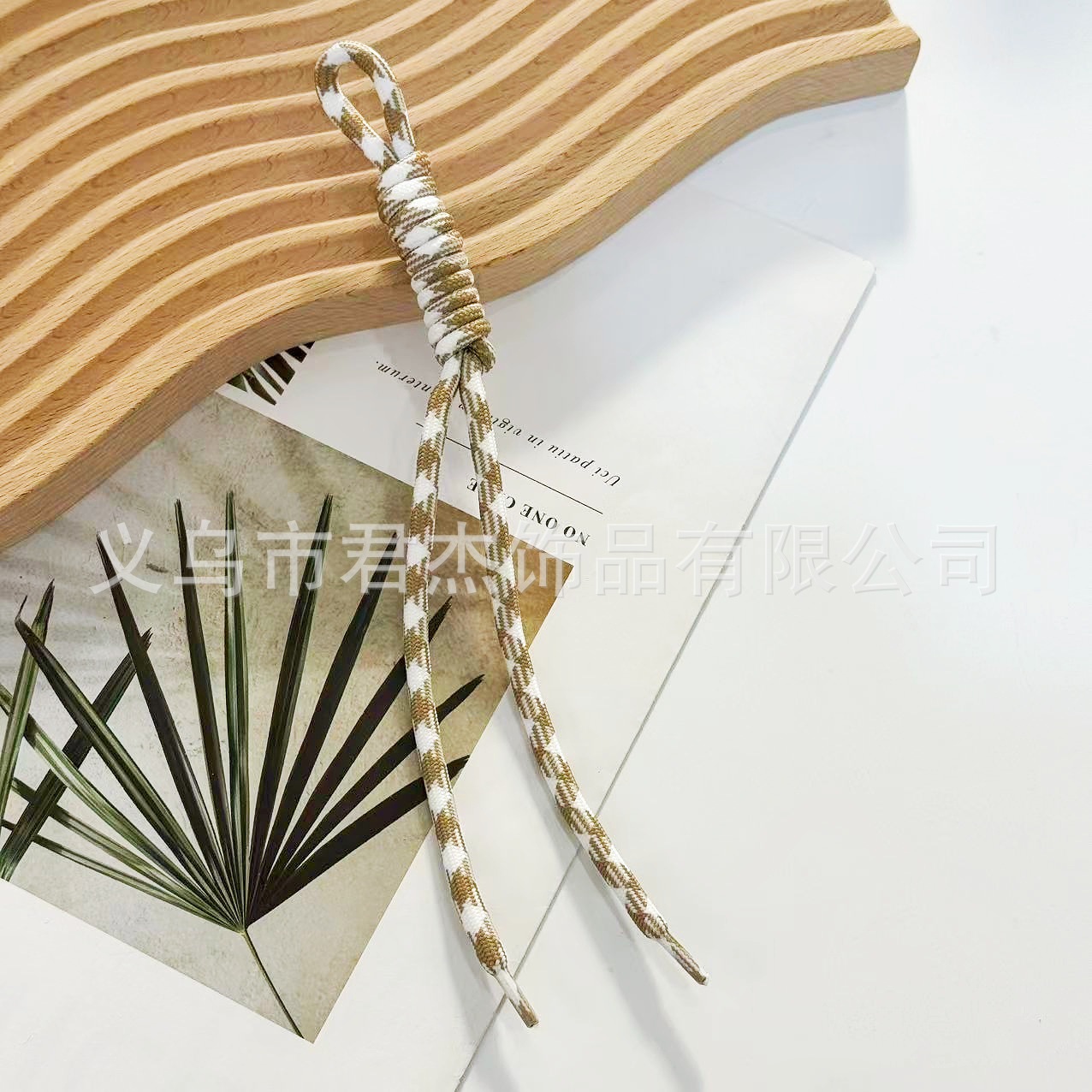 編みカバンのストラップの螺旋の結び紐のiuは鍵のボタンのネットの赤い色の結びの縄の装飾の部品を結びます。