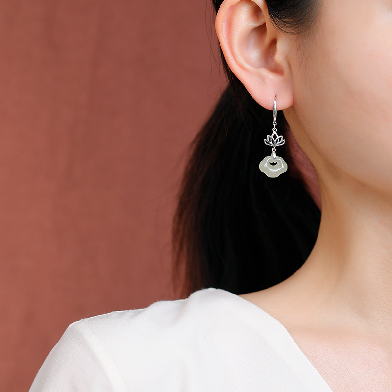 Bông tai bạc S925 đính ngọc Hetian tự nhiên hình hoa sen Ruyi cổ điển — một cặp