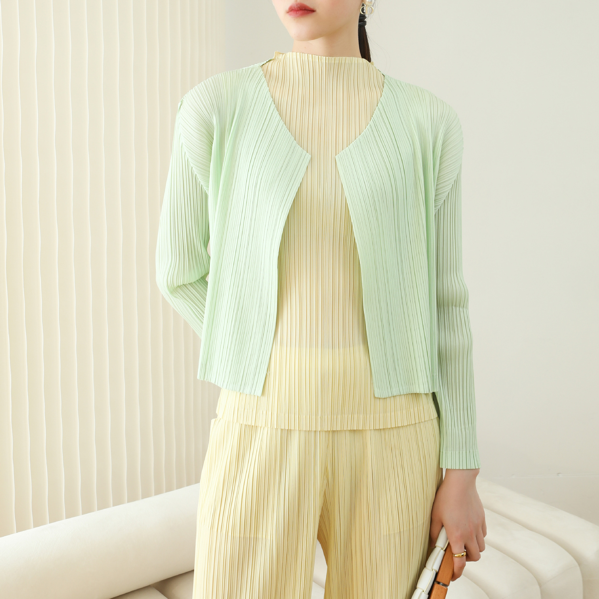 Cárdigan plisado de alta gama con calidad superior para otoño y primavera, chaqueta básica versátil de manga larga, delgada, de color sólido y corte ajustado.