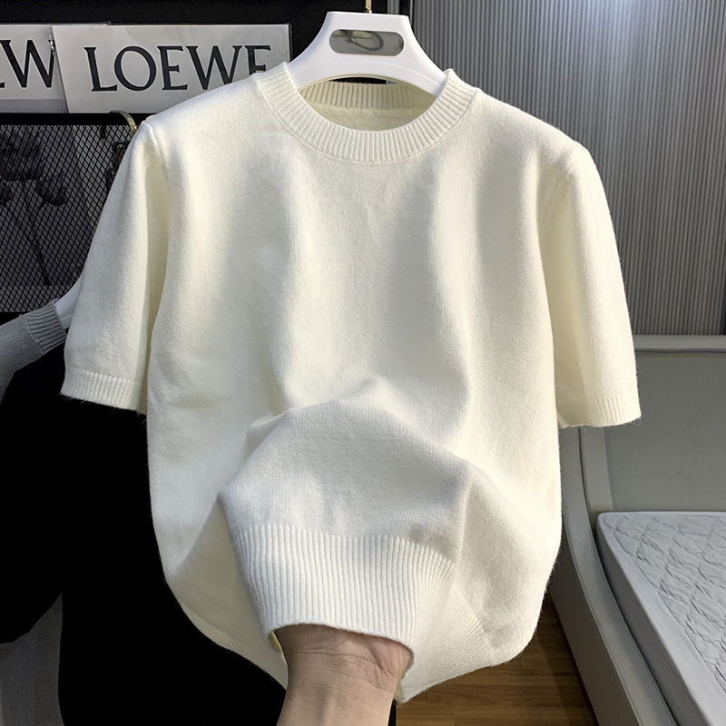 黒い丸首半袖ニットの底のシャツのメンズ秋冬の純欲な風の中にゆったりとした通勤の短いセーターの上着を掛けます。|undefined