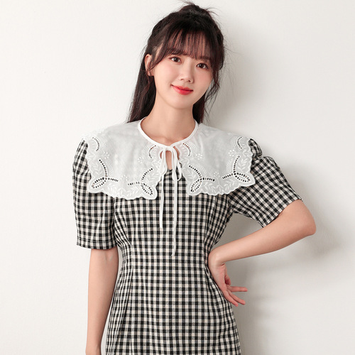 The small shawl woman's cloak matches the summer dress with a lace flower edge collar that is too low, creating an absolutely beautiful faux collar with a water lily design.