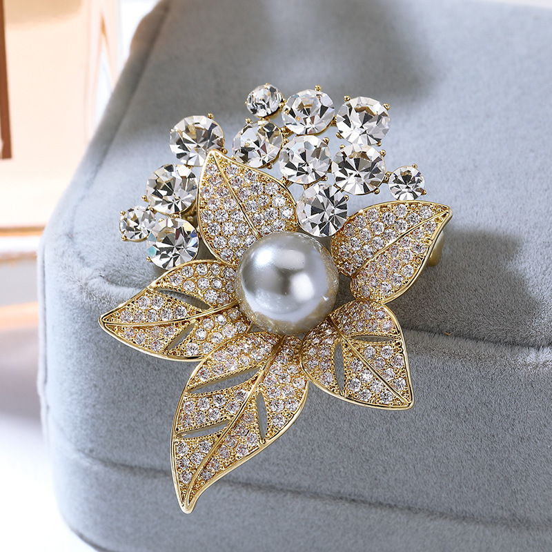 Spilla con perle naturali accessorio di lusso elegante donna_voghion.com