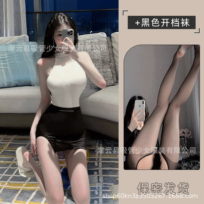 화이트 원피스 + 블랙 힙 스커트 + 블랙 오픈 양말