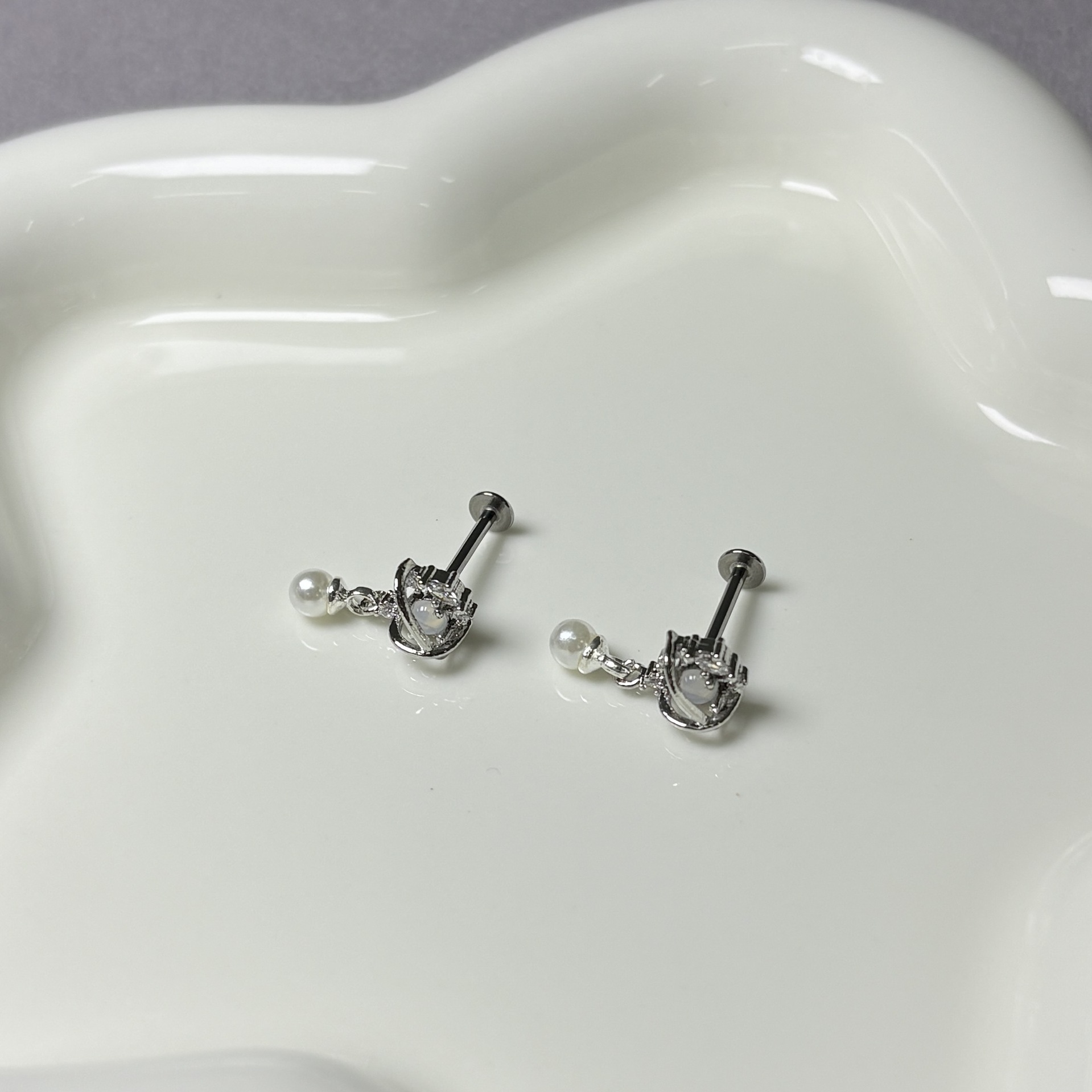 16G labret stud size and finish detail