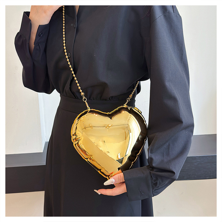 Bolsa pequena, delicada e luxuosa, com design exclusivo em formato de coração, tendência coreana da moda, versátil, com alça transversal e corrente._voghion.com