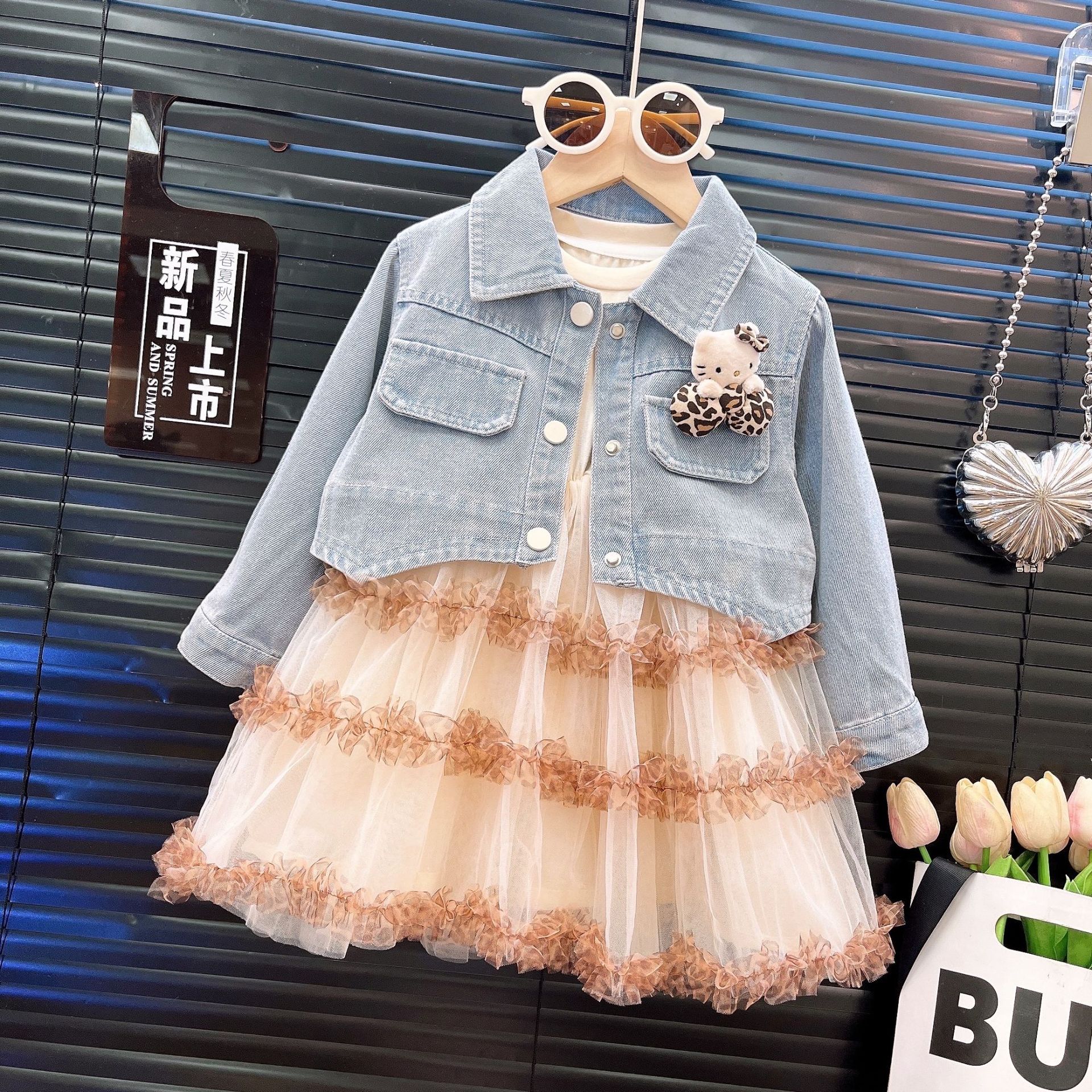 2026 Autumn Girls' Dress Set Fashionable Denim Jacket Puffy Mesh Princess Dress with Doll Brooch