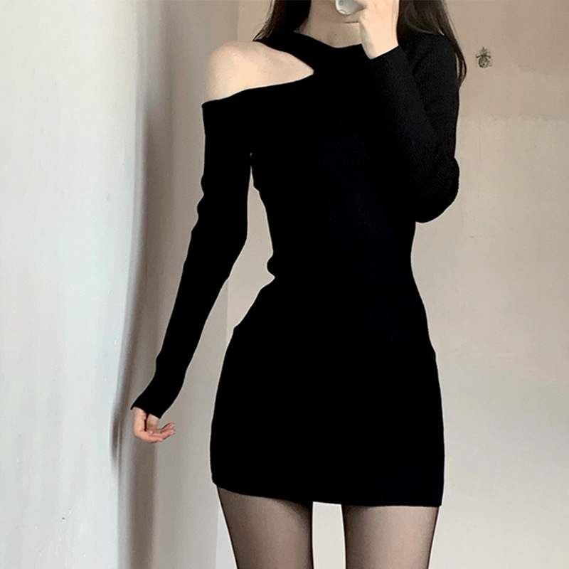 Off-shoulder Knitted Dress Image 5