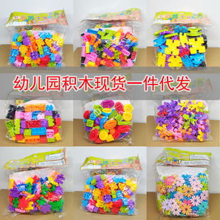 �׃��@������߷eľ��Ů������һ��ͯ���Y��ѩ��Ƭƴ���eľ