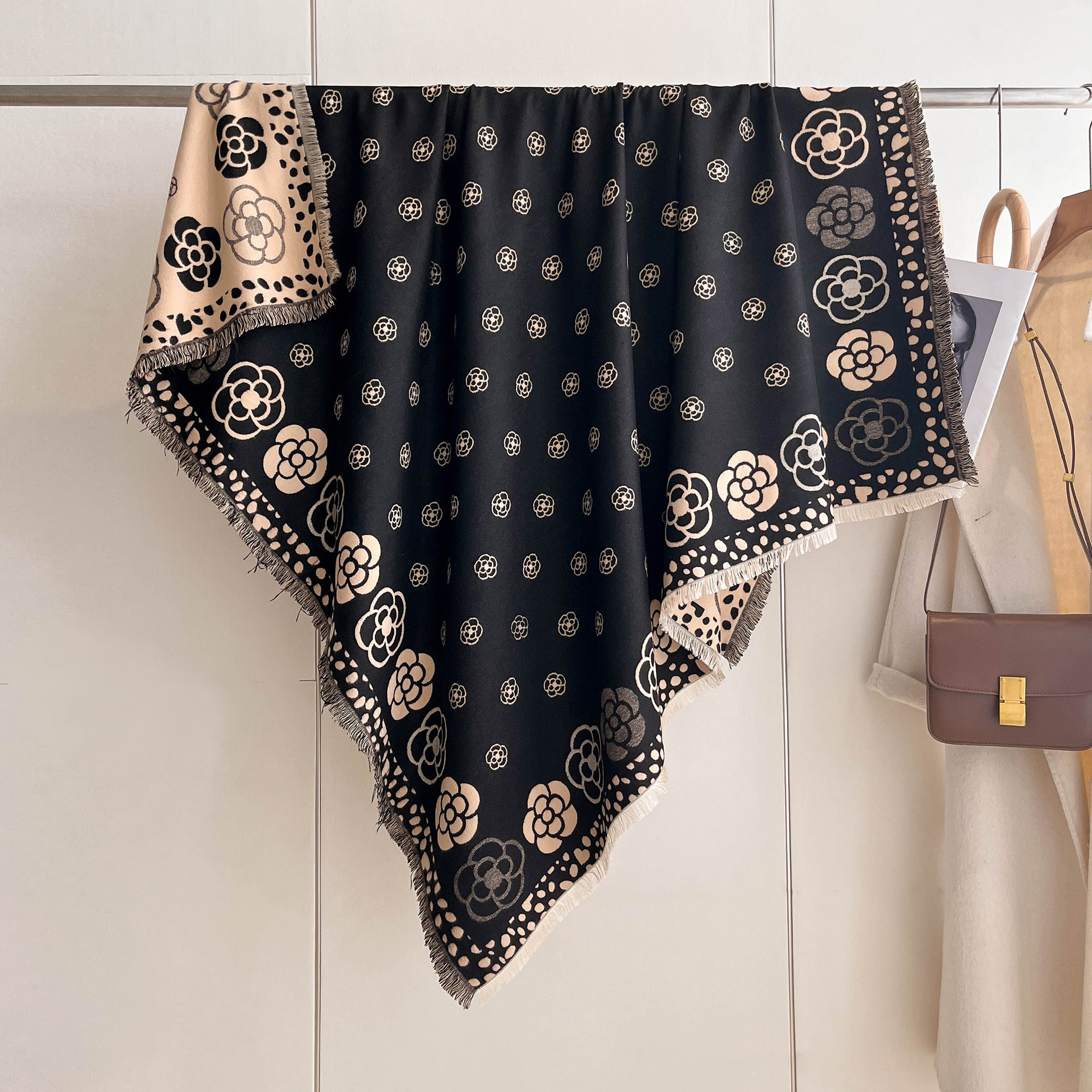 Camellia clásica bufandas de cachemira otoño y invierno versátiles engrosadas y cálidas con un pequeño pañuelo de viento fragante para mujeres