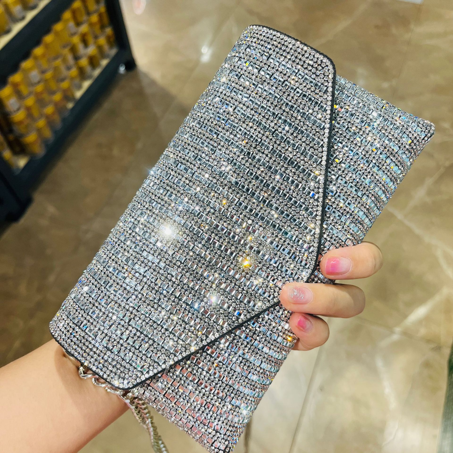 Mini shoulder 2024 Guangzhou trendy rhinestone chain crossbody hot diamond design party women's hand-held small square_voghion.com
