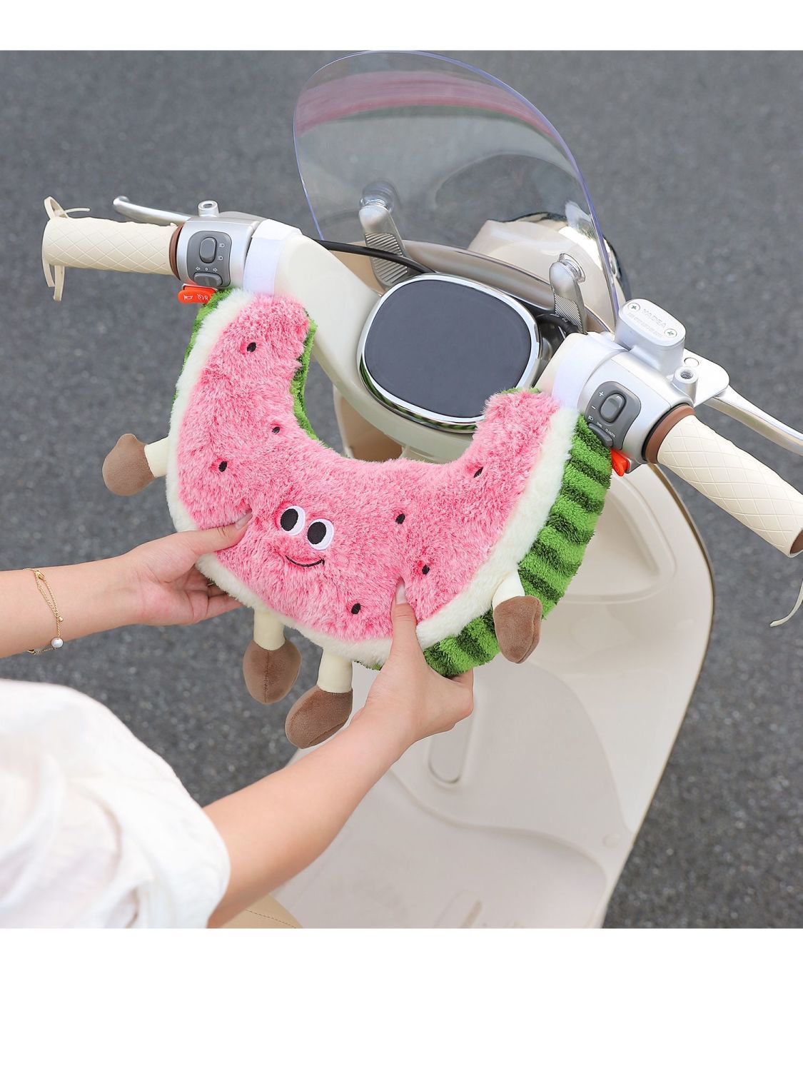 Children's seat anti-collision pad, electric vehicle baby anti-collision protection, electric scooter infant head cushion, anti-front headrest device