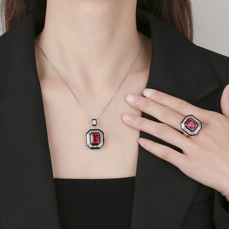 Otoño e invierno nuevo estilo Zhuang Shengsheng joyería con alto contenido de carbono diamante flor de hielo corindón rojo con incrustaciones de cobre diamante cuadrado traje retro 8*10