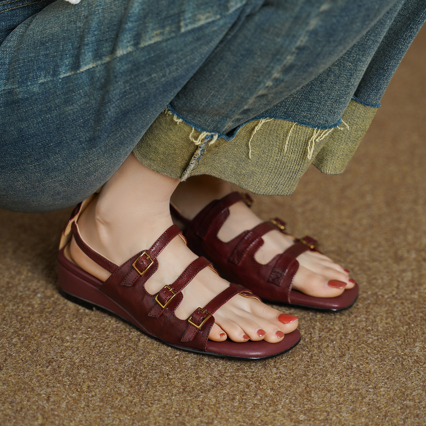 Sandal nữ hở mũi đầu vuông cổ điển quai ngang khóa cài gót thấp — màu be chi tiết 9