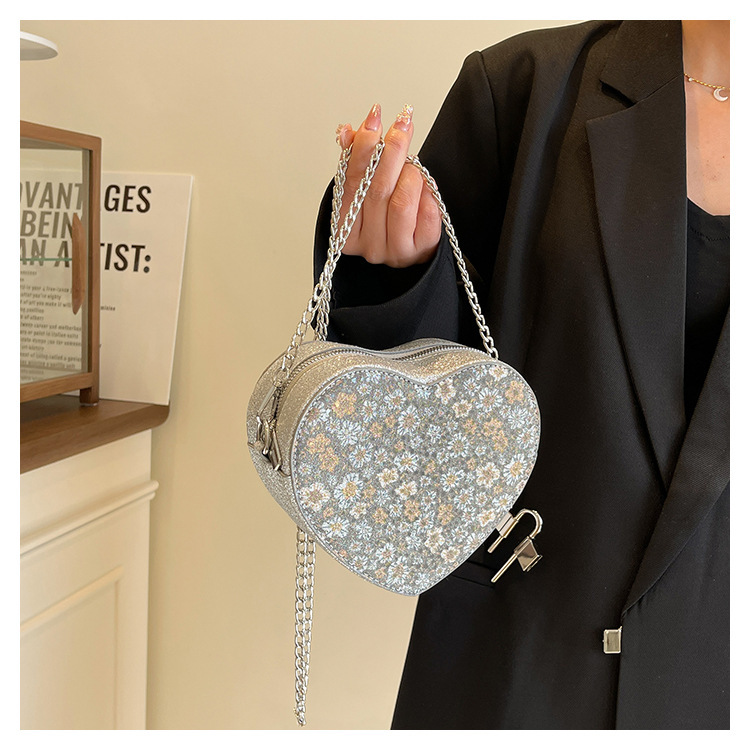 Mujeres Pequeña Cuero Sintético Forma De Corazón Ropa De Calle Cadena En Forma De Corazon Cremallera Bolsas De Hombro display picture 2