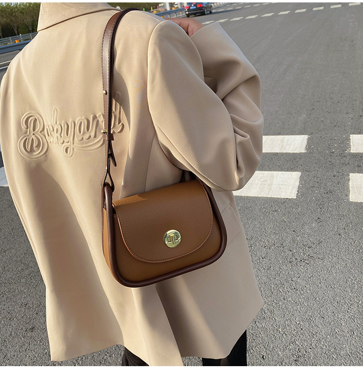 Fashion One-shoulder Messenger Bag Autumn And Winter Retro Armpit Small Square Bag display picture 3