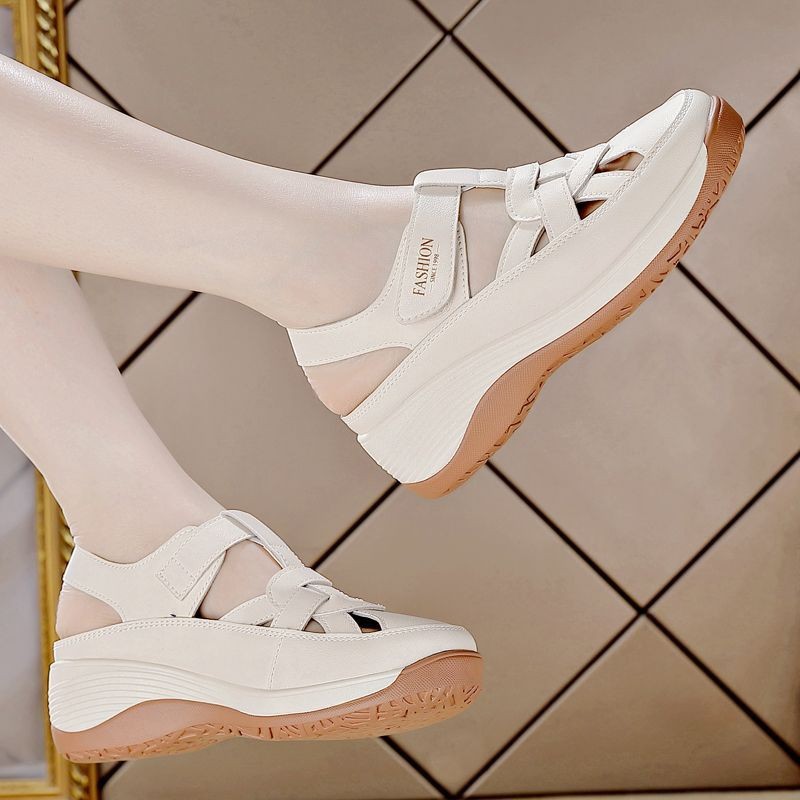 Sandalias de mujer de cuero suave verano 2026 nuevo anti-deslizante con suela plana zapatos transpirables cómodos huecos con suela suave zapatos agujeros grandes