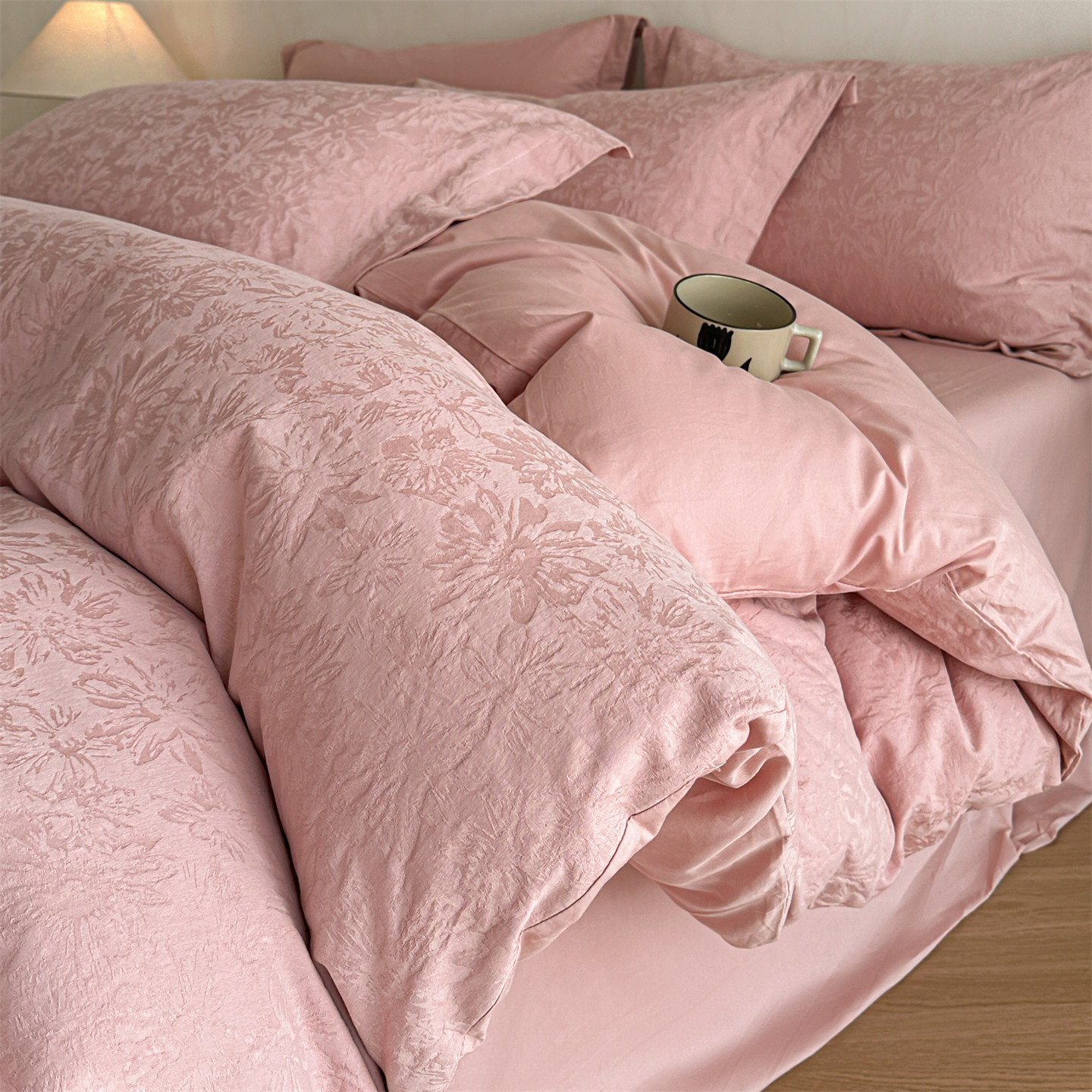 100% algodón brillante relieve tridimensional jacquard de alta calidad cuatro piezas de ropa de cama tres piezas de regalo
