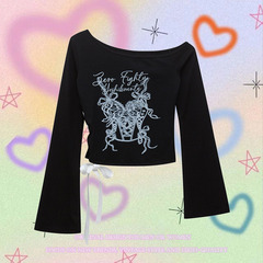 TKPA甜酷辣妹蝴蝶結印花斜肩長袖t恤女設計感修身顯瘦露肩上衣潮
