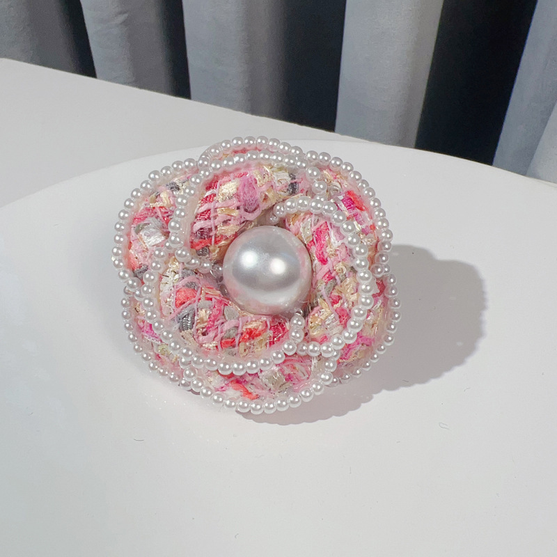 Broche de camelia con perlas de estilo floral coreano, accesorio exclusivo de alta gama para abrigos de lana y cachemir._voghion.com