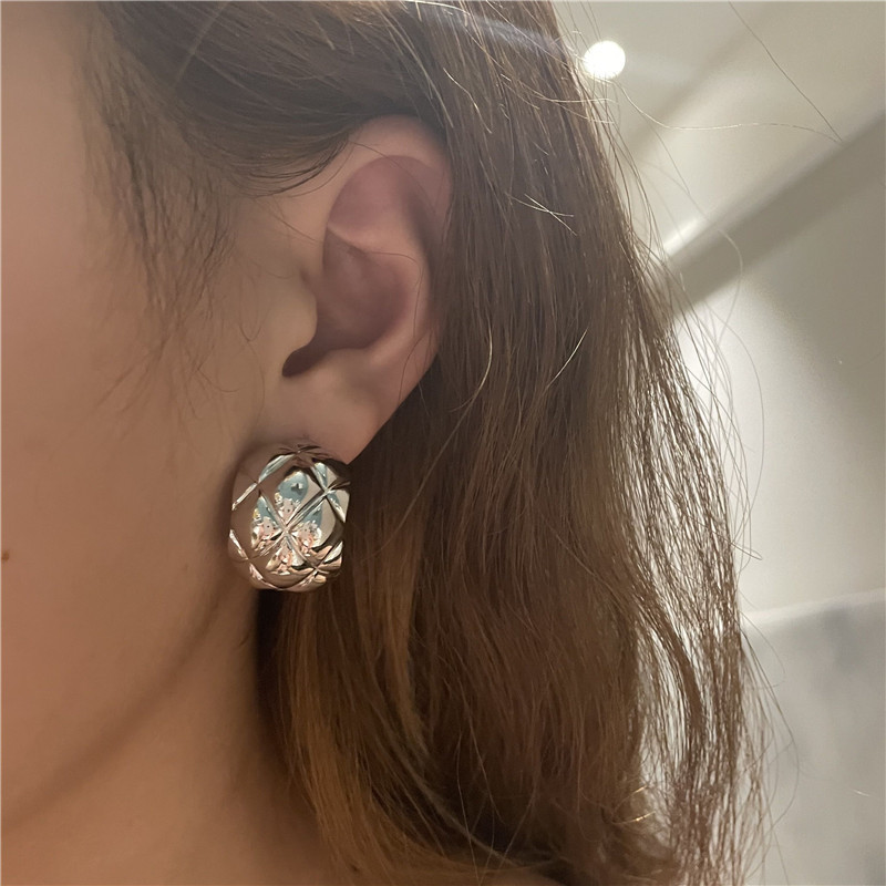 Nihaojewelry Jewelry Wholesale Simple Diamond Pattern C-shaped Geometric Earrings display picture 5
