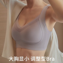 貴婦人は調整型の大きい胸を引き上げて小さい下着の女性を現します。