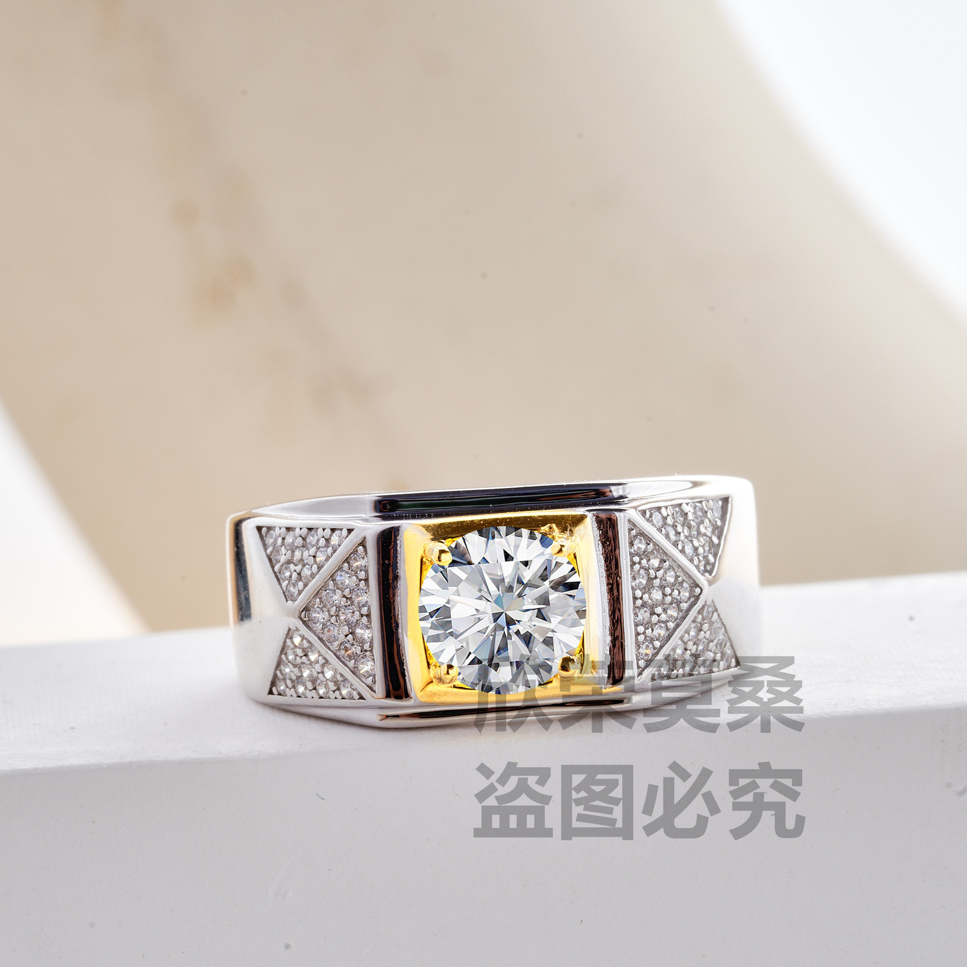 Atmosfera de negocios de oro de dos colores de ancho estilo de piedra de moissanita masculina brillante con certificado de diamante GRA a través de la penetración lateral transfronteriza