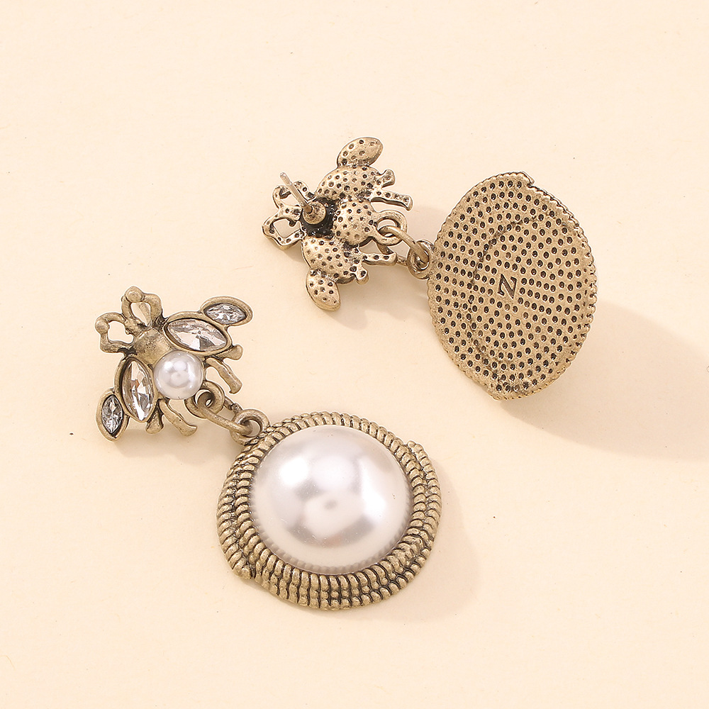 Fashion Glossy Imitation Pearl Little Bee Creative Earrings display picture 9