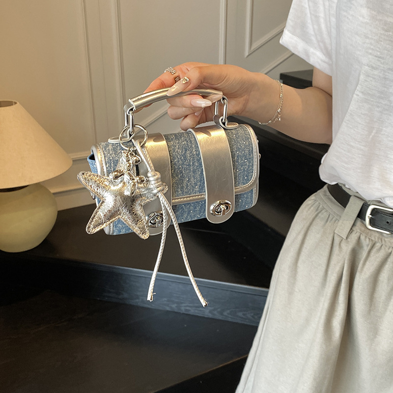 Xiaozhong Super Fire Hand lleva un pequeño bolso cuadrado para damas 2025 nuevo bolso de hombro de tendencia de estilo occidental salvaje bolso de mensajero de moda coreana