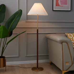 Walnut American Retro Pleated Bedroom Lamp Vertical Atmosphere Lamp Medieval Living Room Sofa Decorative Floor Lamp